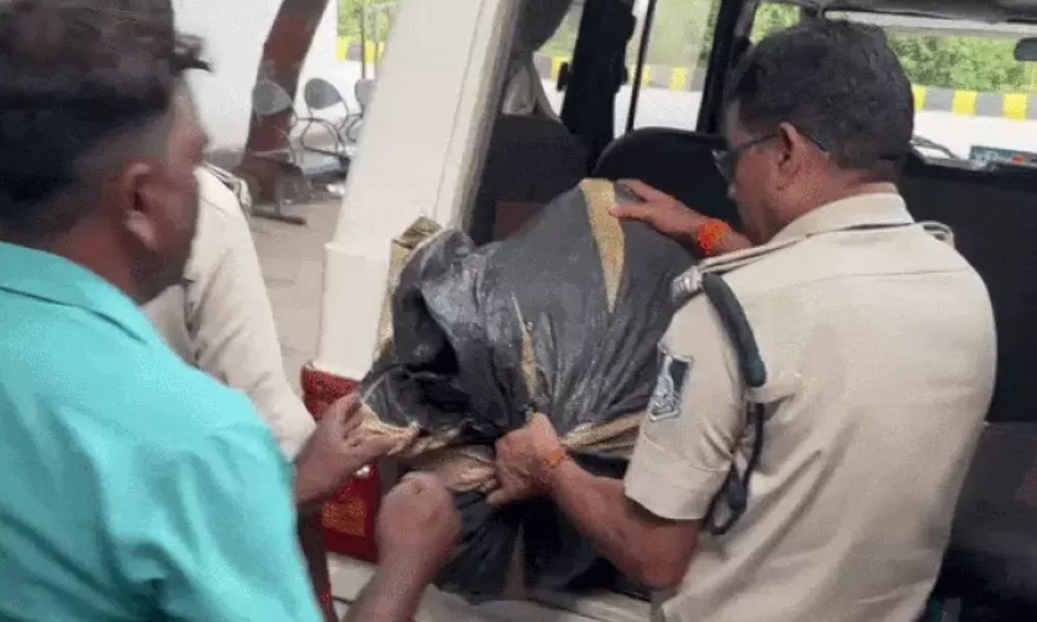 Rewa Crime News: रीवा में नशे के कारोबार पर बड़ा एक्शन, किराए के मकान से 930 नशीली कफ सिरप बरामद