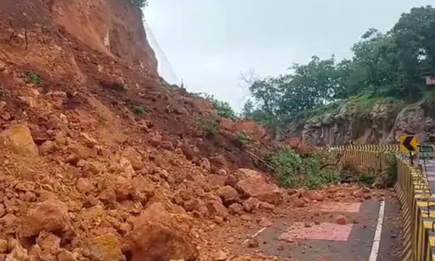 Narsinghpur News : NH-45 पर बड़ा भूस्खलन ! बरघाटी में पहाड़ी का हिस्सा सड़क पर गिरा, भोपाल-जबलपुर मार्ग बाधित 