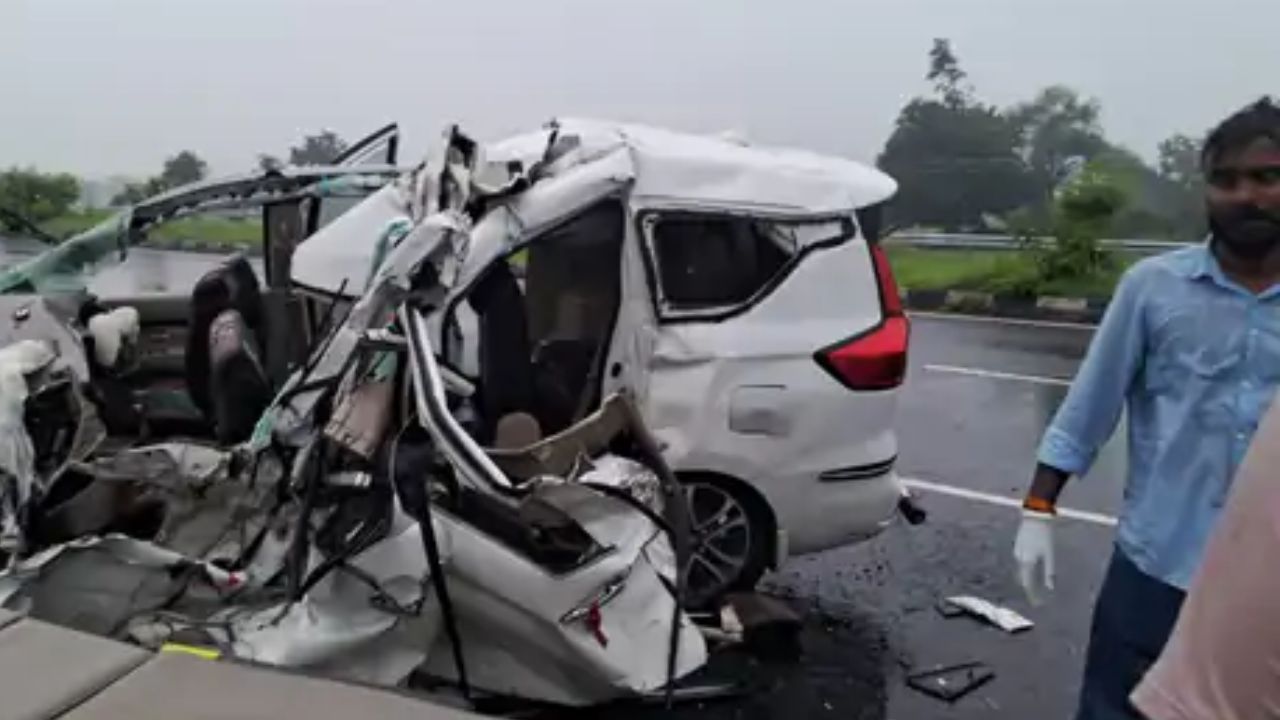 Agar Malwa News: ट्रक में घुसी कार के उड़े परखच्चे, मां-बेटी की मौत; जानिए कैसे हुआ हादसा