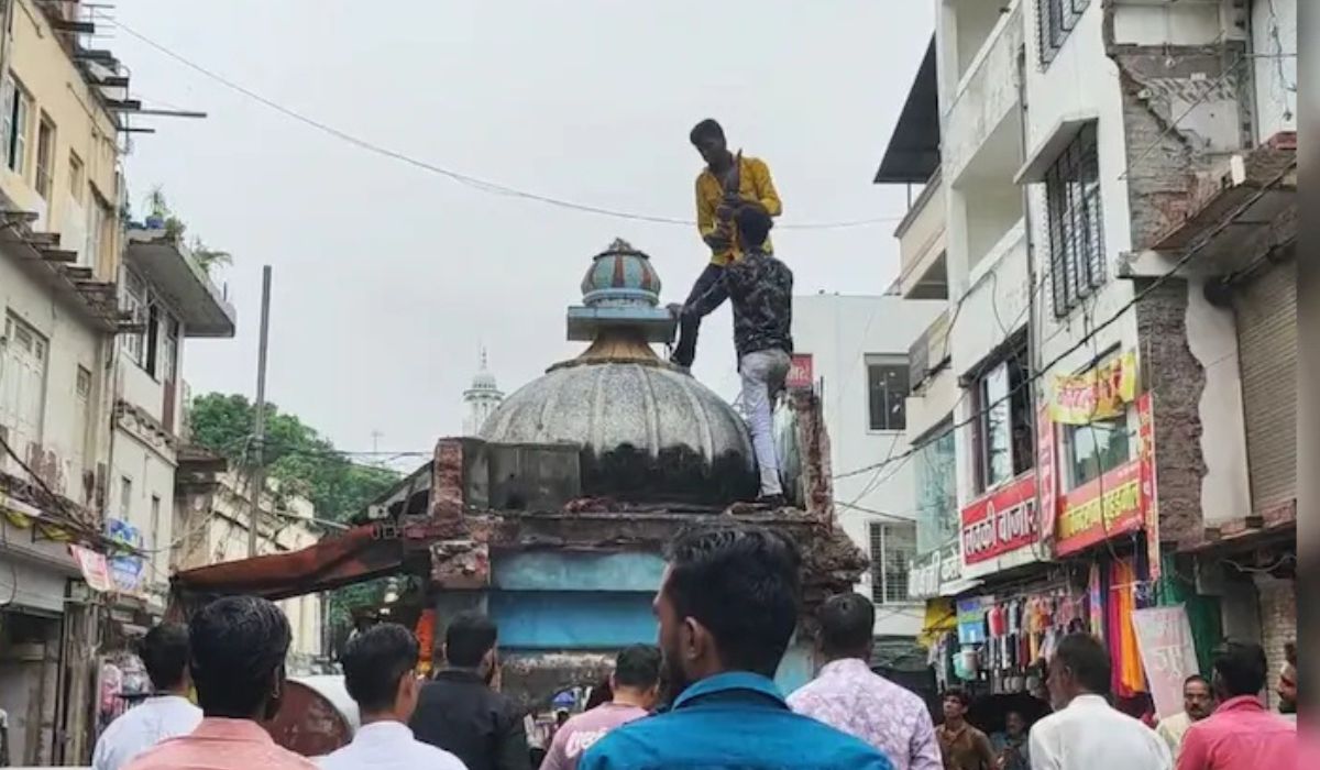 उज्जैन में 170 साल पुराना मंदिर किया जा रहा शिफ्ट, पांच पीढ़ियों से सेवा कर रहा परिवार हुआ भावुक