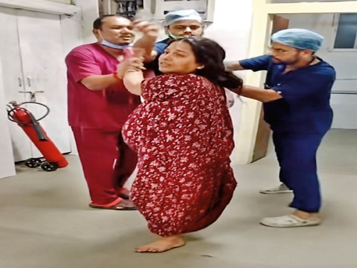 MP News: ‘मां, मुझे बचा लो, ये मार डालेंगे...', रीवा के अस्पताल में डिलीवरी के दौरान मां-बच्चे की मौत; 2 डॉक्टर सस्पेंड