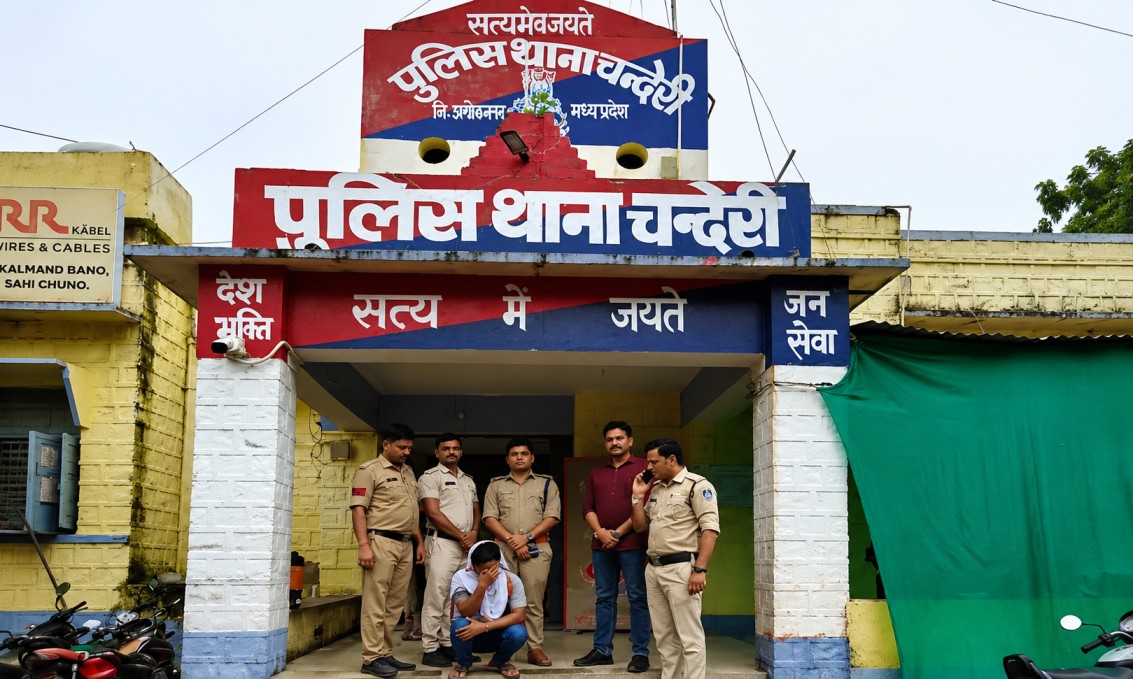 Crime News: : फर्जी IAS बनकर 9.80 लाख की ठगी, लखनऊ से आरोपी गिरफ्तार; मोबाइल से खुले काई राज 