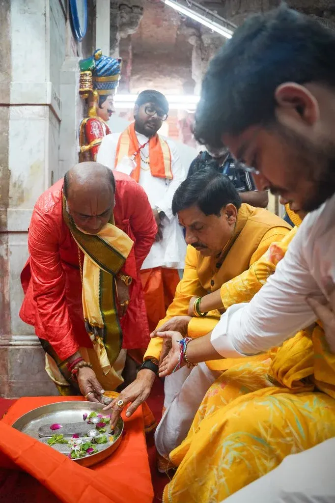 Dwarkadhish Temple: सीएम डॉ. मोहन यादव पहुंचे द्वारकाधीश मंदिर, कहा- देश में धार्मिक पर्यटन तेजी से बढ़ रहा