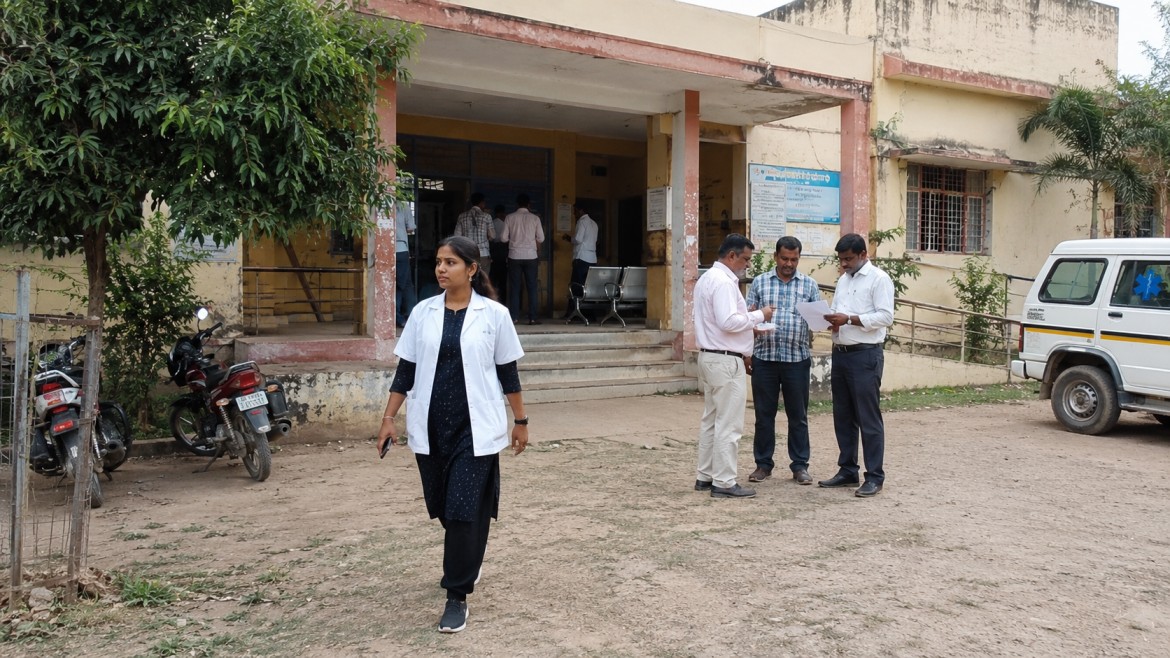 ‘भक्त बनो, अंधभक्त नहीं’ टिप्पणी पड़ी भारी, धार के सरकारी अस्पताल की सीएचओ पर बर्खास्तगी की अनुशंसा