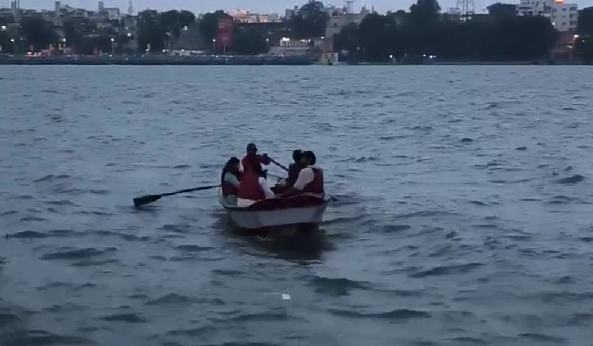 भोपाल के उफनते बड़े तालाब में 'मौत का खेल', बारिश के बीच जान जोखिम में डालकर कराई जा रही बोटिंग