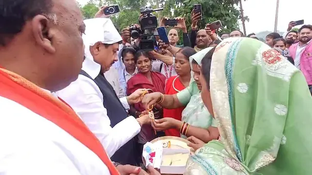 MP News: बालाघाट में आदिवासियों के बीच पहुंचे सीएम डॉ. मोहन यादव, दी ये बड़ी सौगात