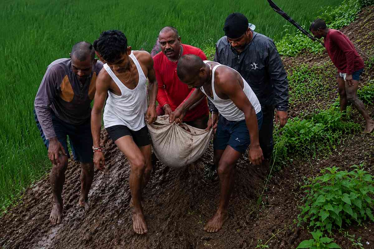 Rewa News: सड़क के दावों की खुली पोल! बीमार बच्चे को कपड़े में बांध 3 किमी पैदल चले परिजन