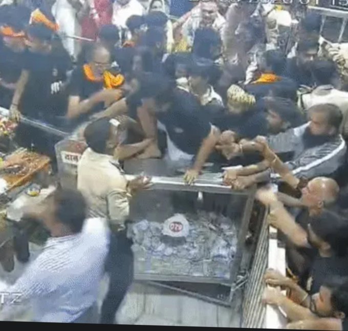 Mahakal Temple Ujjain: नंदी हॉल में जाने से रोका तो भड़के कांवड़िए, बैरिकेडिंग तोड़ी; 30 लोगों पर FIR दर्ज
