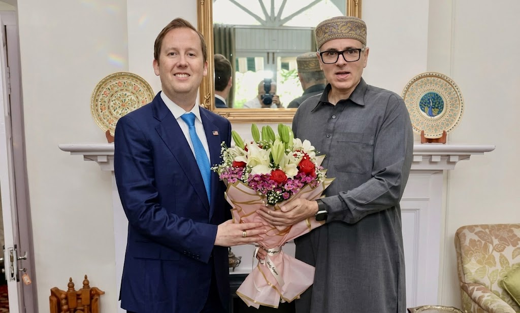Sergio Gor Visits Jammu & Kashmir: पहली बार कश्मीर पहुंचे अमेरिकी राजदूत, उमर अब्दुल्ला से मुलाकात के बाद कही ये बात....  