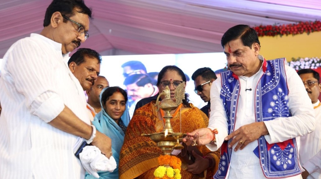 झाबुआ दौरे पर मुख्यमंत्री मोहन यादव ने स्व-सहायता समूहों को बांटे 300 करोड़ के ऋण, 283.81 करोड़ की विकास परियोजनाओं का किया शुभारंभ