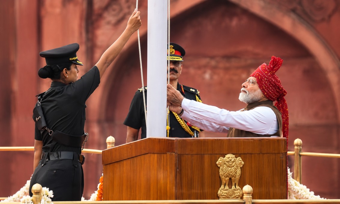 15 august independence day: PM मोदी ने लाल किले पर फहराया तिरंगा, पहली बार गूंजा ‘वंदे मातरम्’