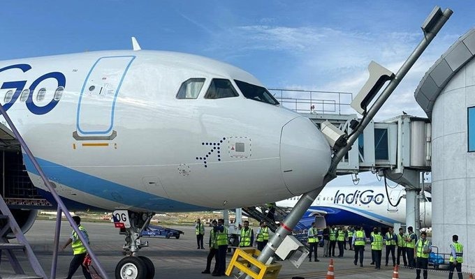 श्रीनगर एयरपोर्ट पर IndiGo Flight पोल से टकराई, पार्किंग के दौरान हुआ हादसा; सभी यात्री सुरक्षित उतारे गए