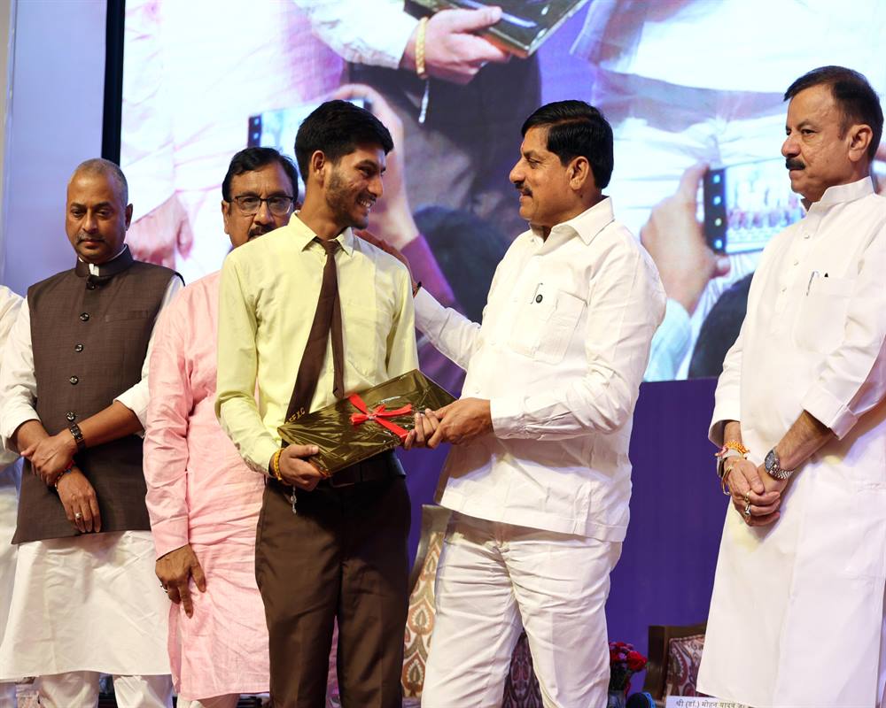 MP News: मेधावी छात्रों को मोहन सरकरार की बड़ी सौगात, 1.21 लाख स्टूडेंट्स के खातों में ट्रांसफर की लैपटॉप की राशि