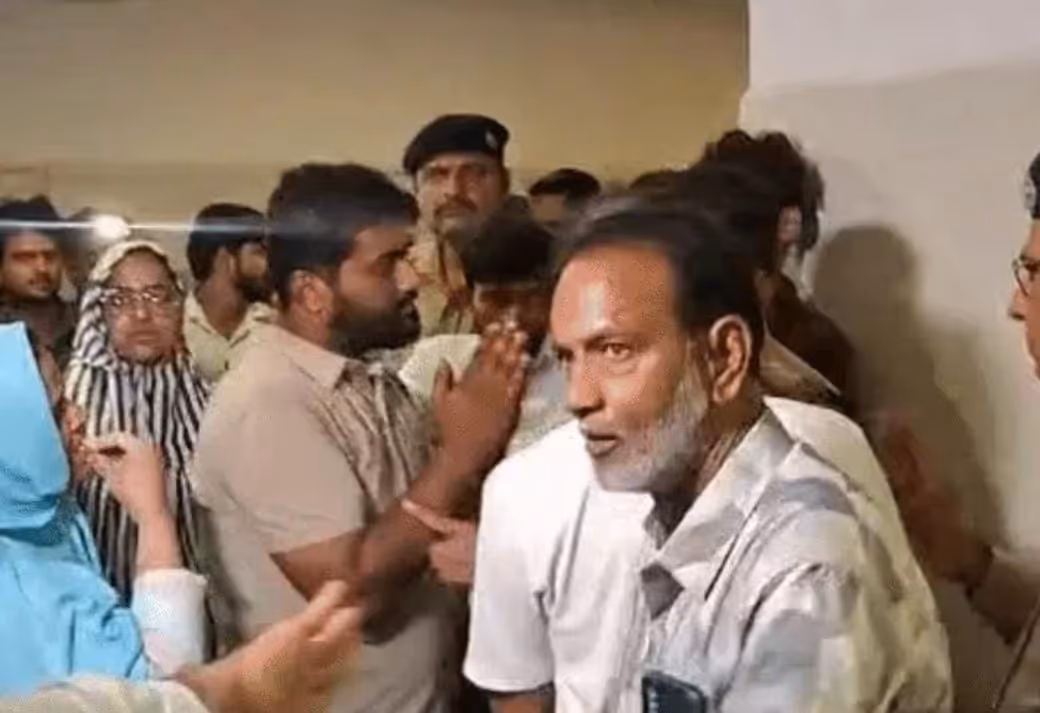 Indore News:  मरीज की मौत पर फूटा परिजनों का गुस्सा, फेंके जीवन रक्षक उपकरण ; जानिए क्या है पूरा मामला ? 