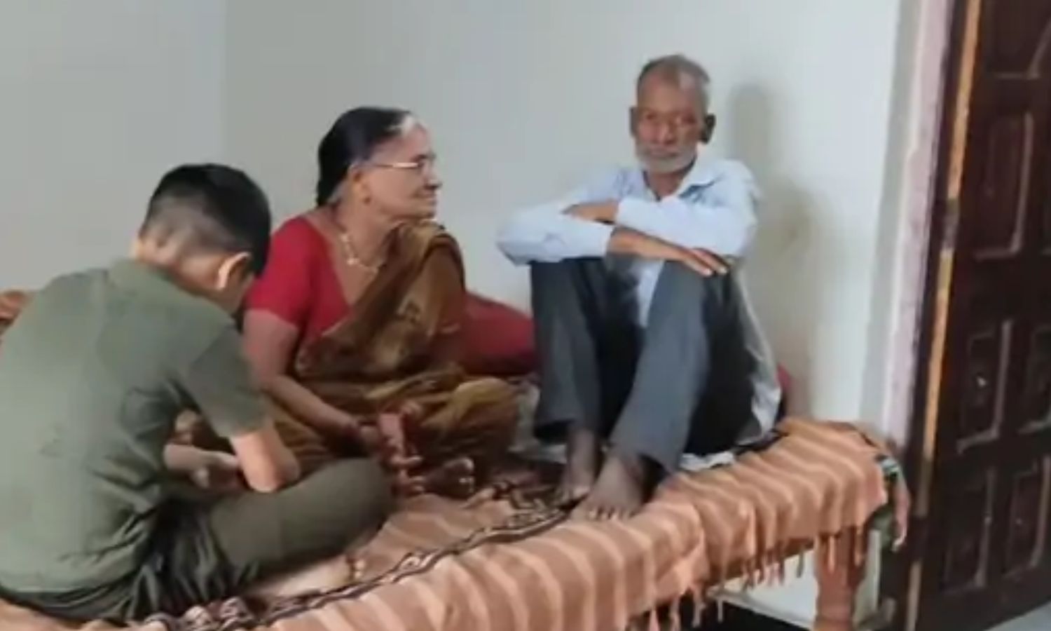 Chhindwara News : मेरा बेटा जिंदा है... कागजों में 'मृत' 12 साल का बच्चा, पिता एक साल से भटक रहे