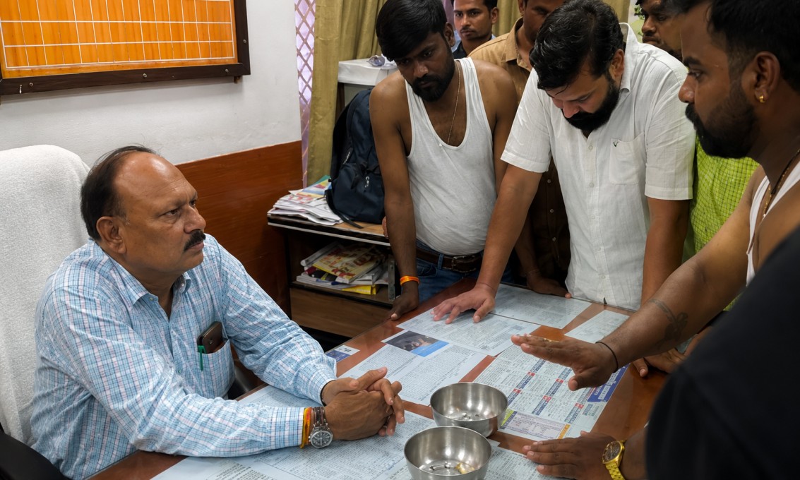 Dewas College: देवास कॉलेज में छात्रों का अनोखा प्रदर्शन, फीस बढ़ोतरी और रिजल्ट गड़बड़ी पर कटोरा लेकर मांगी भीख
