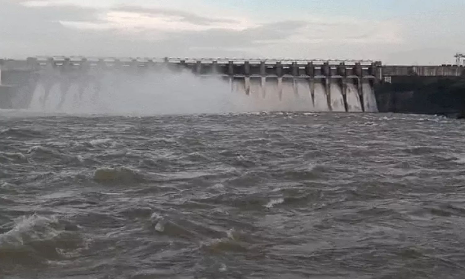 Bargi Dam Alert : बरगी बांध के गेट कभी भी खुल सकते हैं! जल स्तर 420.15 मीटर पर पहुंचा, नर्मदा घाटों पर 3-4 फीट बढ़ेगा पानी