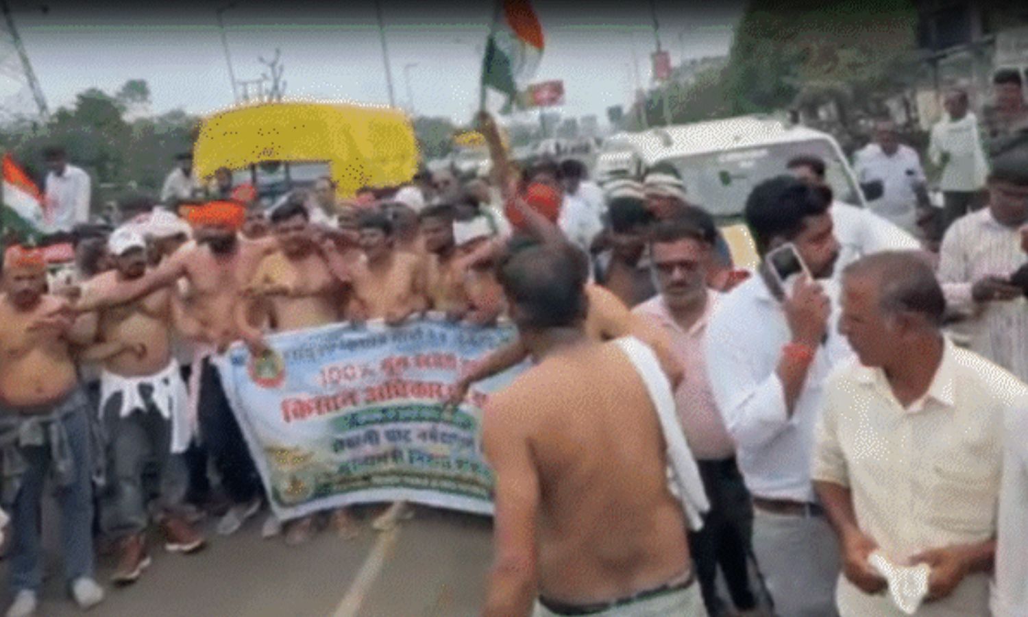 Bhopal Farmers Protest : भोपाल में किसानों का अर्धनग्न प्रदर्शन! बैरिकेड तोड़ बसों पर चढ़े प्रदर्शनकारी 