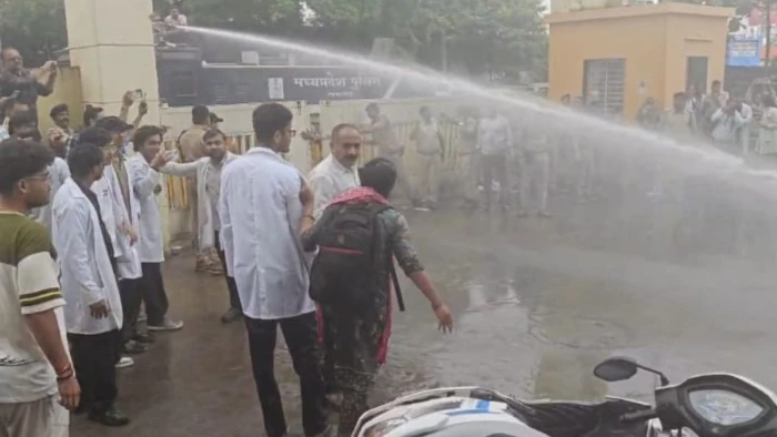 भोपाल में CM हाउस घेरने निकले इंटर्न डॉक्टर्स, स्टाइपेंड बढ़ाने की मांग, पुलिस से हुई झड़प