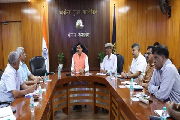 CM MOHAN YADAV: सीएम मोहन यादव ने पुलिस अधिकारियों से कहा- अपराध पर सख्ती से रोक लगाएं, लोगों का भरोसा बनाए रखें