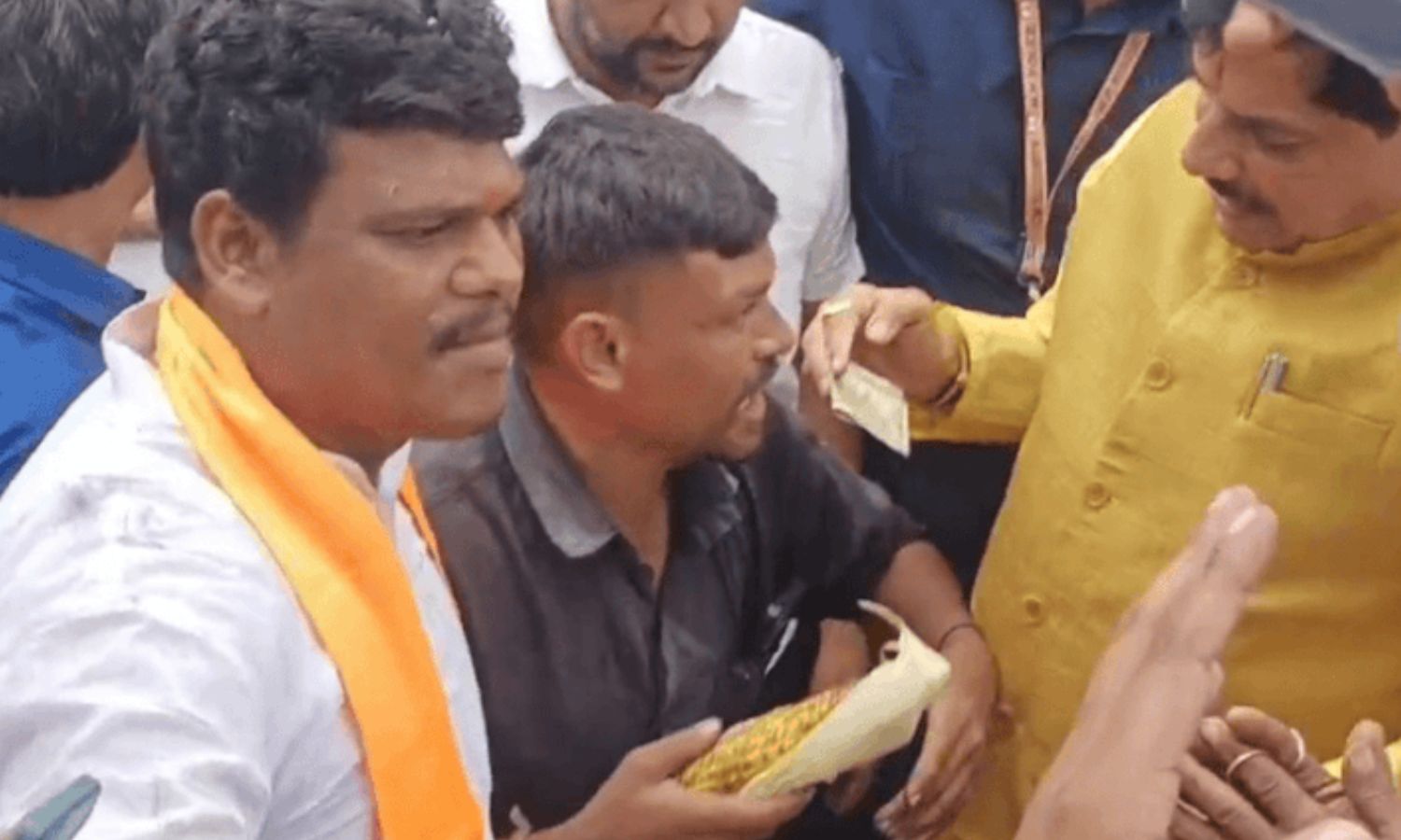 CM Mohan Yadav: दिव्यांग की आवाज सुन CM मोहन यादव ने रुकवाया काफिला, भुट्टा खरीदकर दिए 500 रुपये