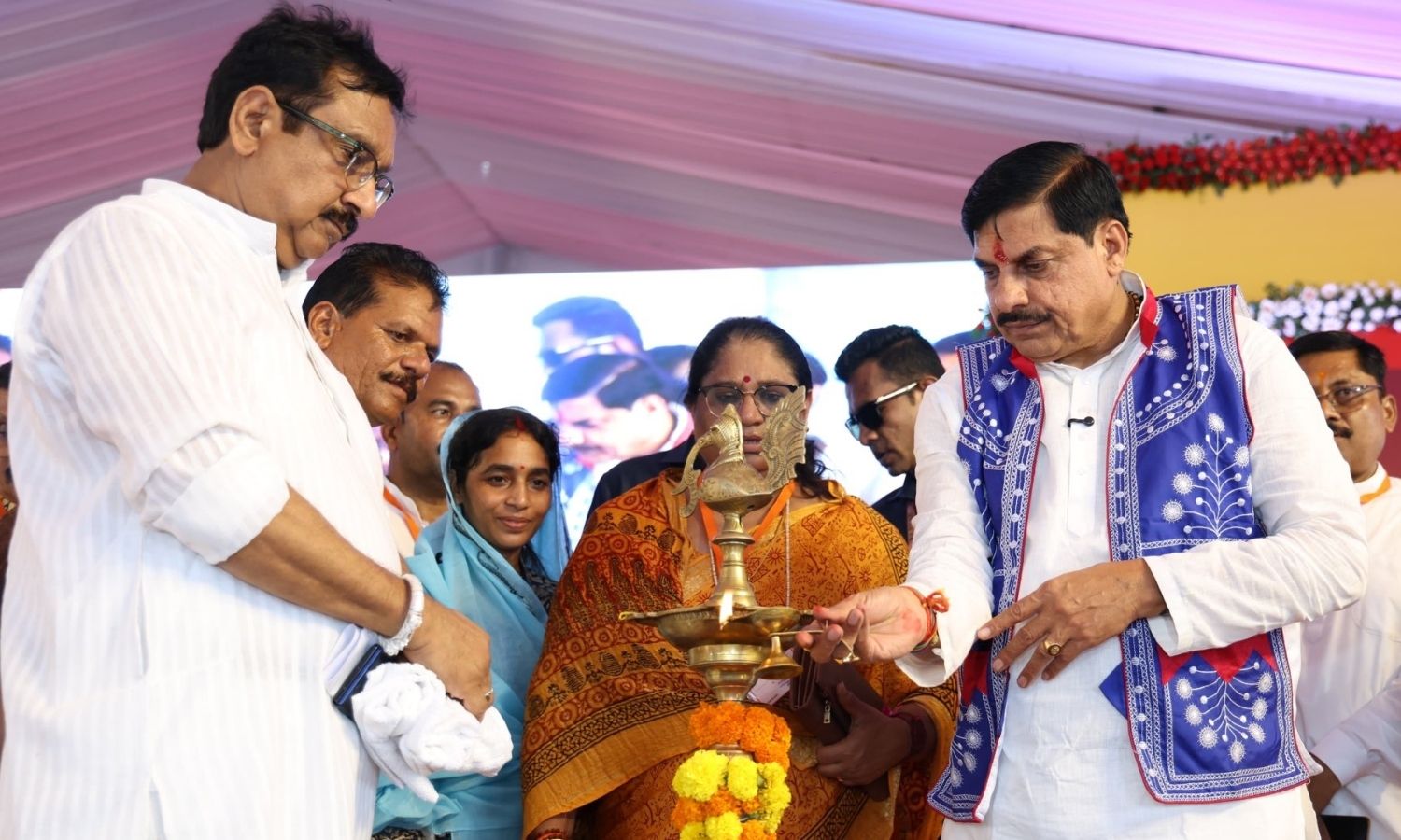 CM Mohan yadav Jhabua visit: झाबुआ के थांदला पहुंचे CM मोहन यादव, महिलाओं के समूहों को दिए 300 करोड़ के ऋण