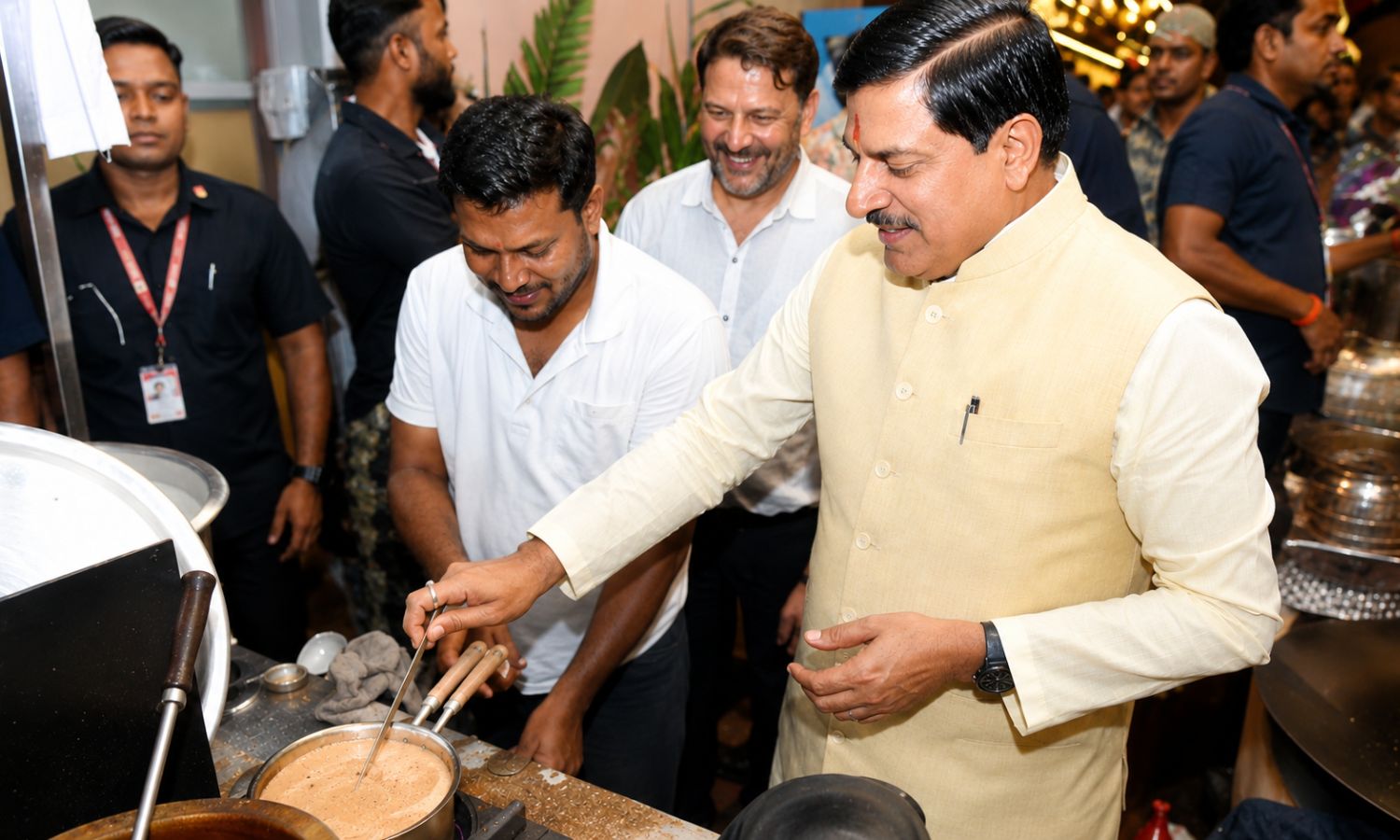 CM MOHAN YADAV DHAR VISIT: धार में CM मोहन यादव का अनोखा अंदाज, चाय की दुकान पर पहुंचकर खुद बनाई चाय