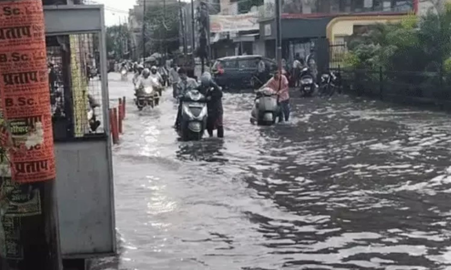 Heavy Rain Update : UP के 16 जिले जलमग्न! कॉलोनियों में चल रहीं नावें; बिहार में दुकानें डूबीं तो हिमाचल में धंसा रेल ट्रैक 