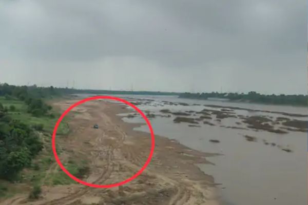 Illegal Sand Mining: नर्मदापुरम में NGT की रोक के बावजूद रेत खनन का आरोप, नर्मदा किनारे मिला रेत का स्टॉक