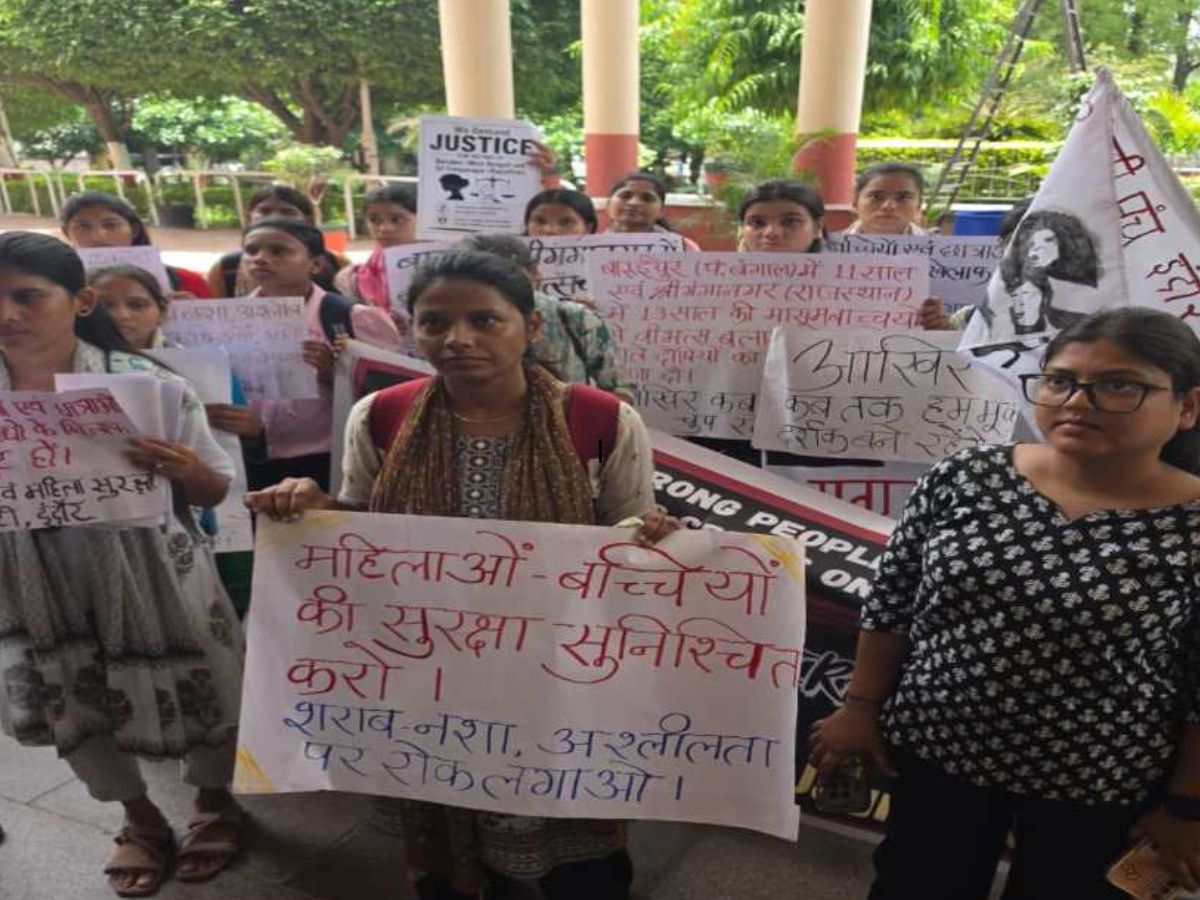 Indore Girls College Security: इंदौर में छात्राओं की सुरक्षा पर सवाल, कॉलेज के बाहर छेड़छाड़ से परेशान छात्राएं पहुंचीं कलेक्टर कार्यालय