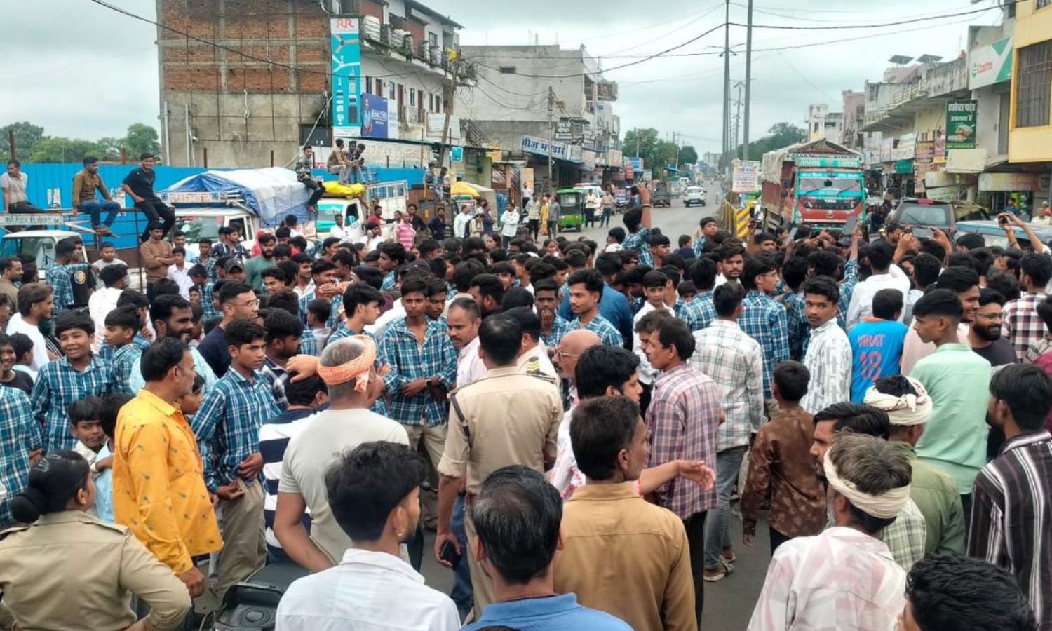 Jabalpur News : सांदीपनी स्कूल 10 KM दूर शिफ्ट करने का विरोध, छात्रों ने जबलपुर-दमोह-भोपाल मार्ग किया जाम
