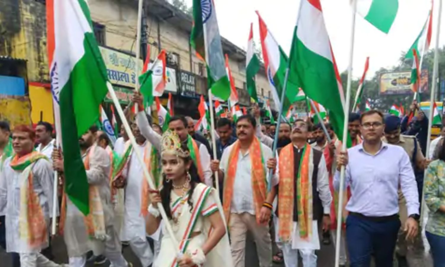 Katni Tiranga Yatra 2026 : बारिश के बीच निकली तिरंगा यात्रा, सांसद वीडी शर्मा भी तिरंगा लेकर शामिल; गूंजी भारत माता की जय