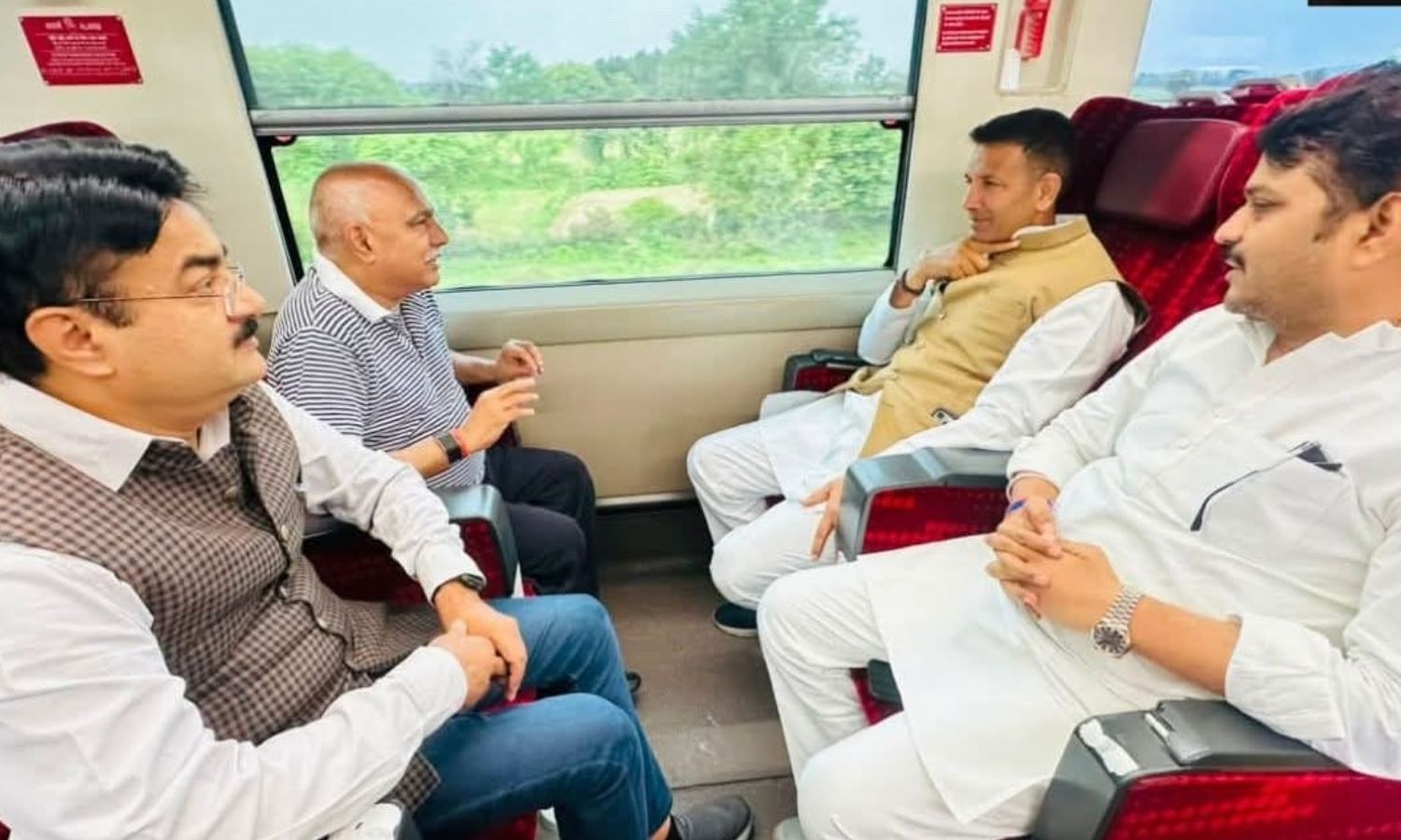 MP Politics : दतिया उपचुनाव में दिलचस्प सियासी तस्वीर, बीजेपी-कांग्रेस के प्रदेश अध्यक्षों की ट्रेन में मुलाकात