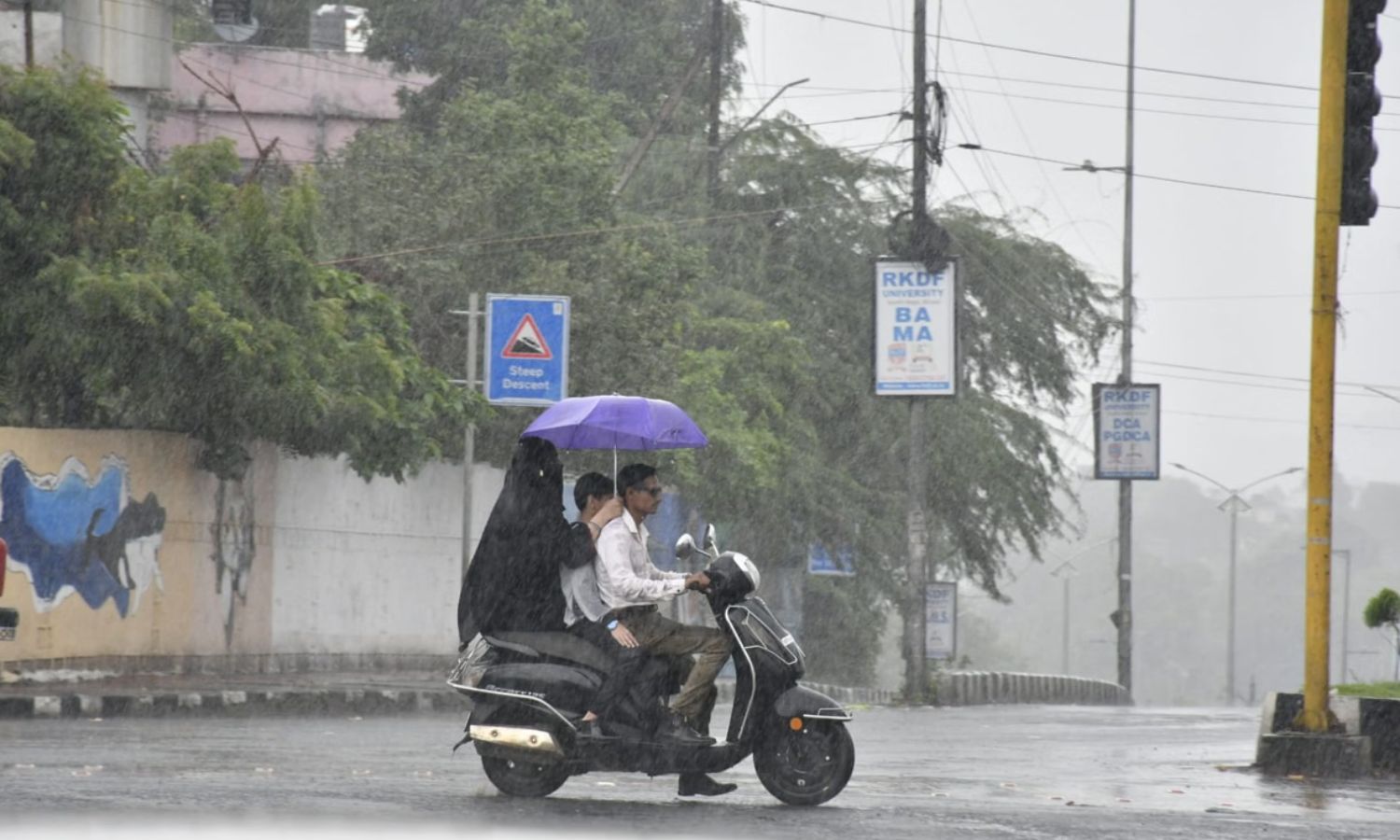 MP Weather update: एमपी में फिर एक्टिव हुआ मानसून, 6 जिलों में भारी बारिश का अलर्ट, कई शहरों में झमाझम के आसार