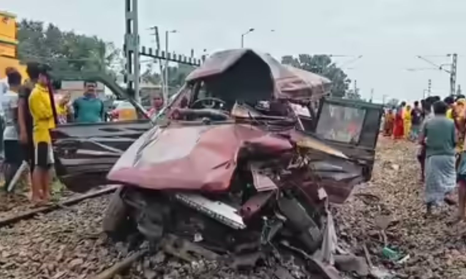Murshidabad Train Accident : मुर्शिदाबाद में ट्रेन ने स्कूल वैन स्कूल को मारी टक्कर, कई छात्रों की मौत 