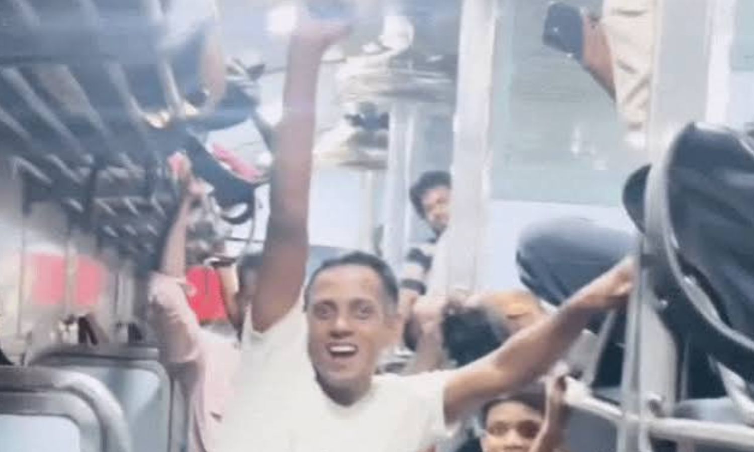 Rewa Students Protest: रीवा से छात्र जंतर-मंतर के लिए रवाना, ट्रैन में लगाए 'धर्मेंद्र प्रधान इस्तीफा दो' के नारे 