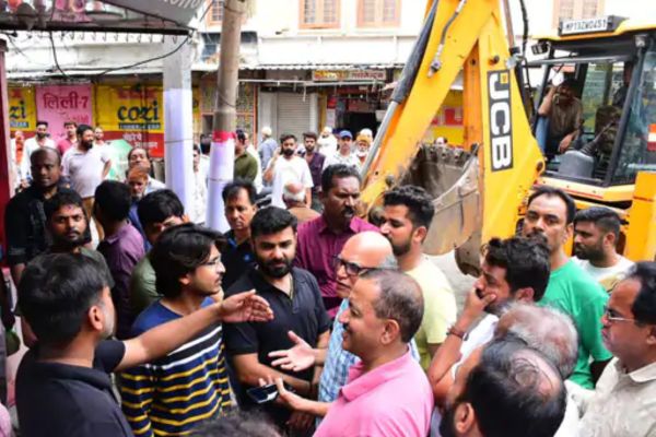 Ujjain Municipal Corporation: महाकाल सवारी मार्ग पर निगम का एक्शन, जेसीबी से हटाए अवैध कब्जे; व्यापारियों ने किया विरोध