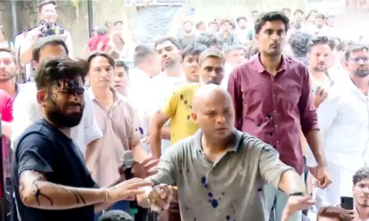 Jantar Mantar Protest Update : भूख हड़ताल पर बैठे CJP फाउंडर दीपके पर महिला ने फेंकी स्याही, मची अफरा-तफरी