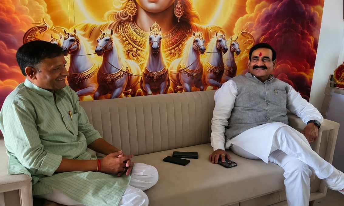 MP Politics:  दतिया हार के बाद पहली बार मिले नरोत्तम-आशुतोष, सोशल मीडिया पोस्ट से दिया बड़ा संदेश
