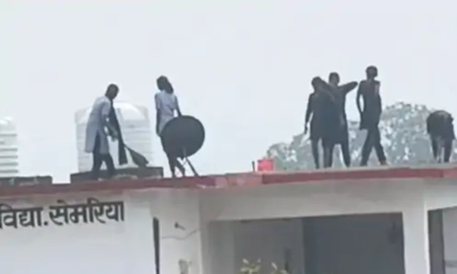 Sidhi viral video: कस्तूरबा छात्रावास में छत पर झाड़ू लगाती नजर आयी छात्राएं, वार्डन बोलीं-जानकारी नहीं; Video Viral 